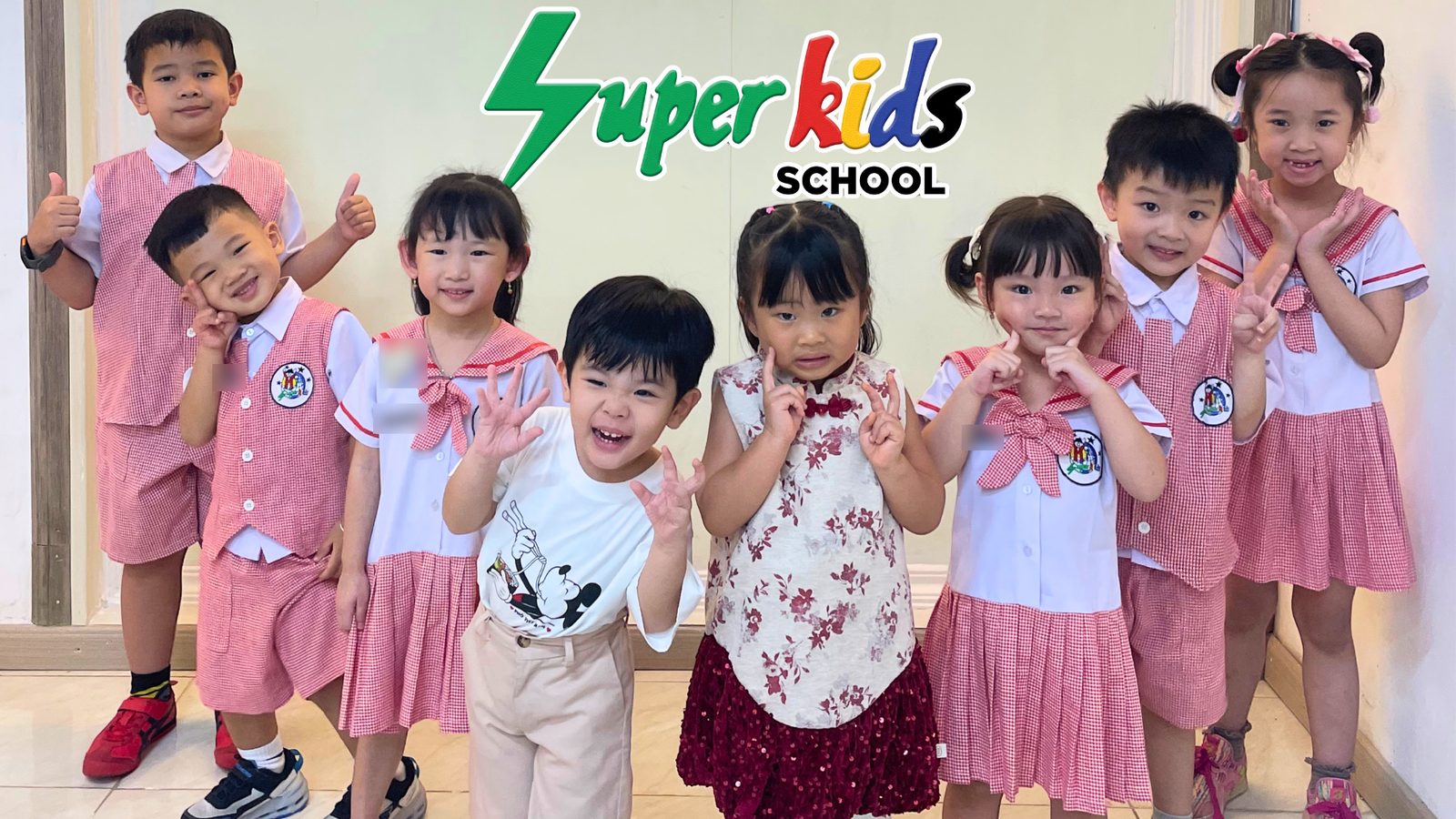 Murid Playgroup dan TK Superkids School Medan berseragam kotak-kotak merah muda